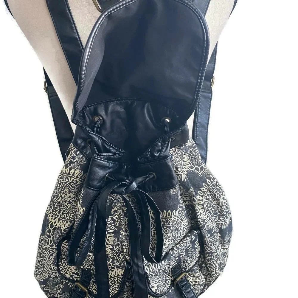 T-Shirt & Jeans Faux Leather/Creme Floral Backpack